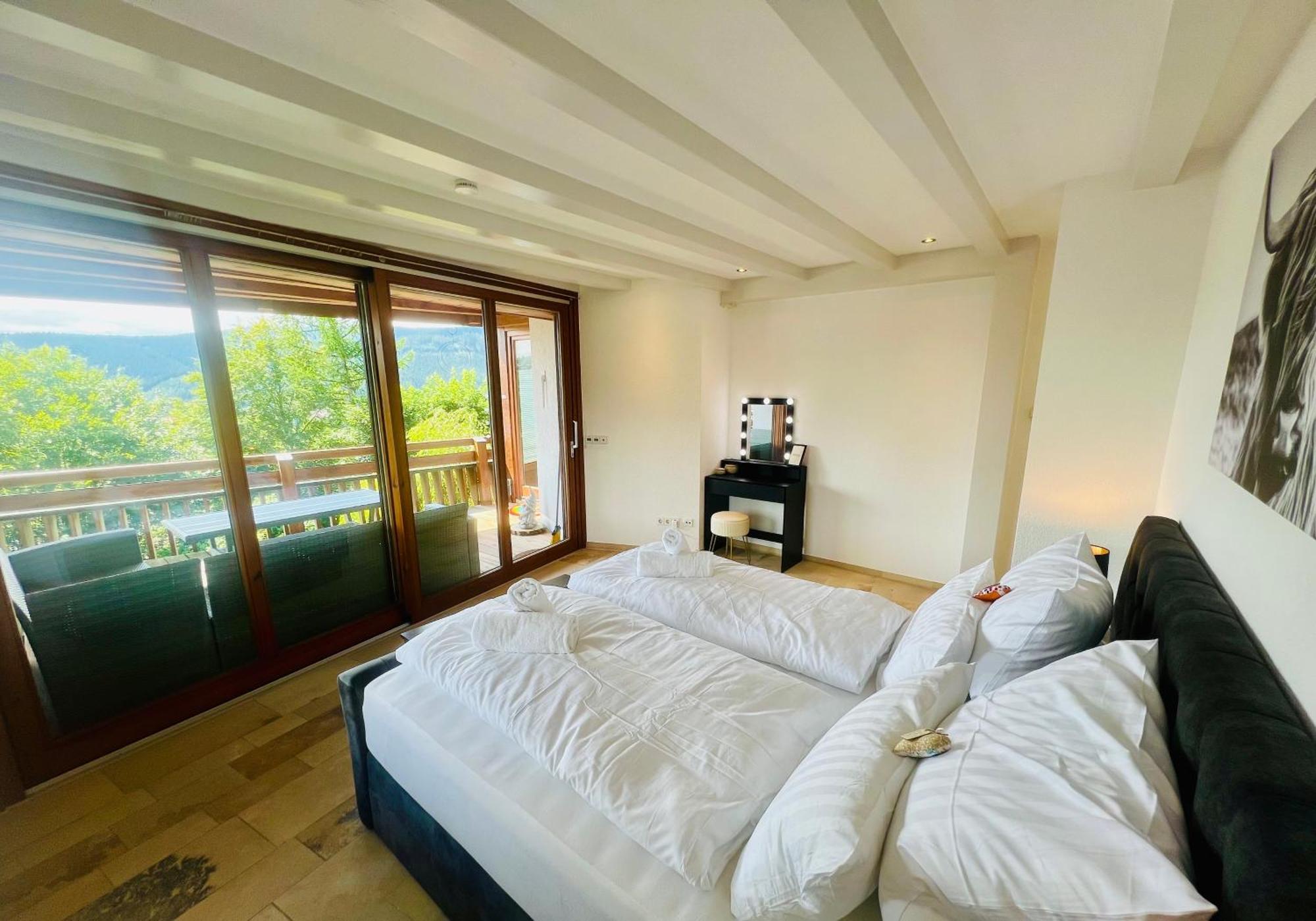 Ferienwohnung Panoramablick Mit Privatparkplatz, 2 Balkone Und 1,5 Baeder Titisee-Neustadt Exterior foto