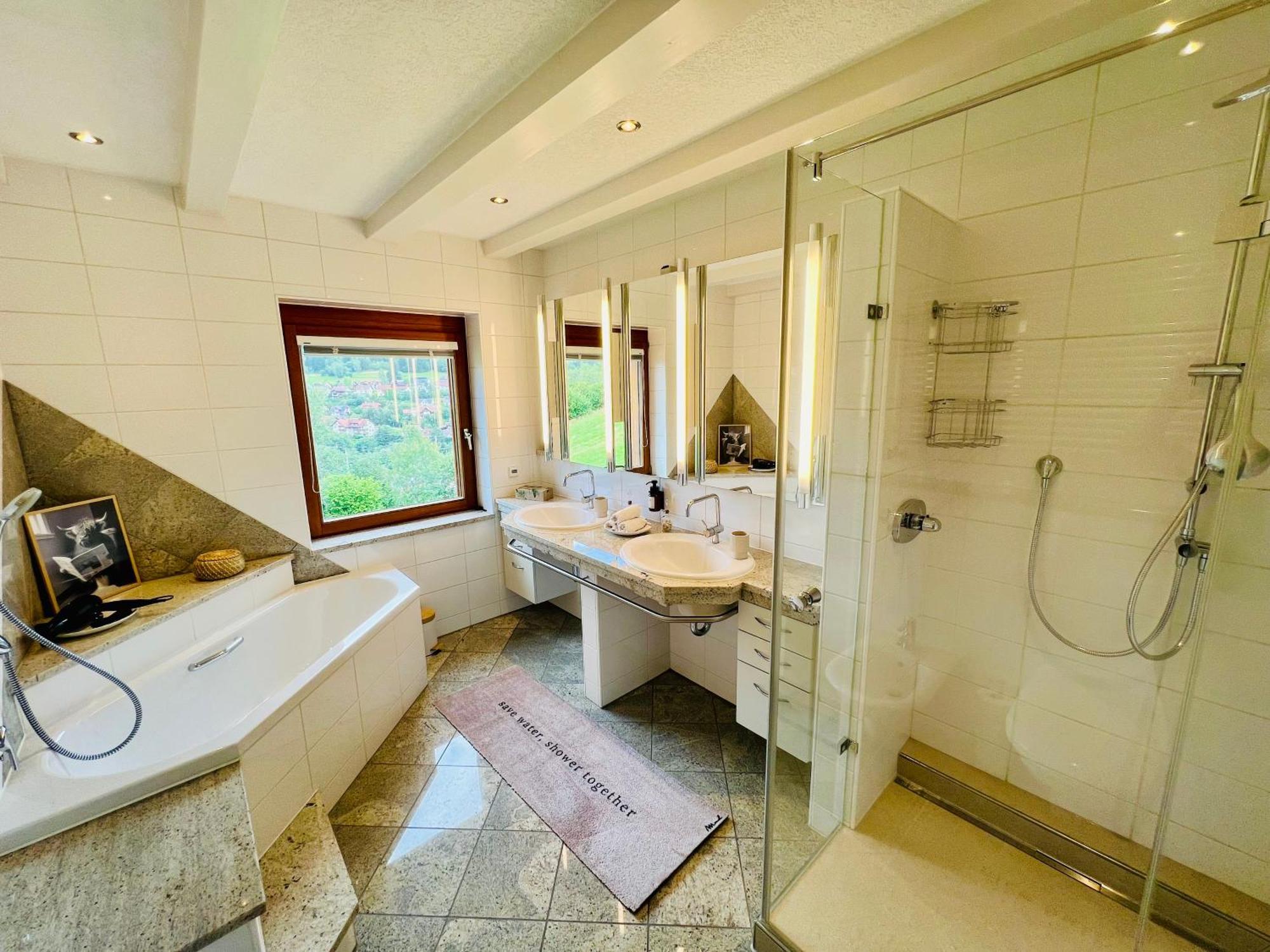 Ferienwohnung Panoramablick Mit Privatparkplatz, 2 Balkone Und 1,5 Baeder Titisee-Neustadt Exterior foto